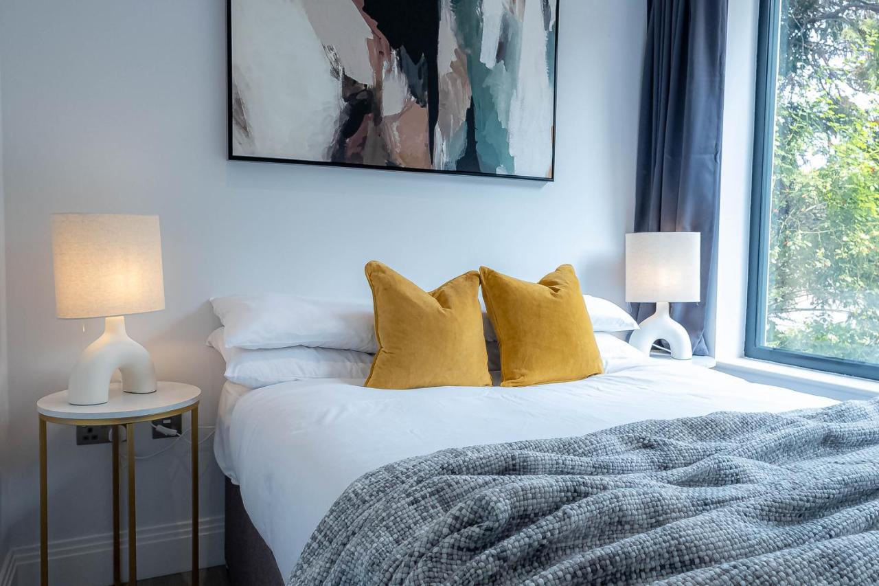 Stylish Apartments With Balcony For Upper Apartments & Free Parking In A Prime Location - Five Miles From Heathrow Airport Uxbridge Luaran gambar