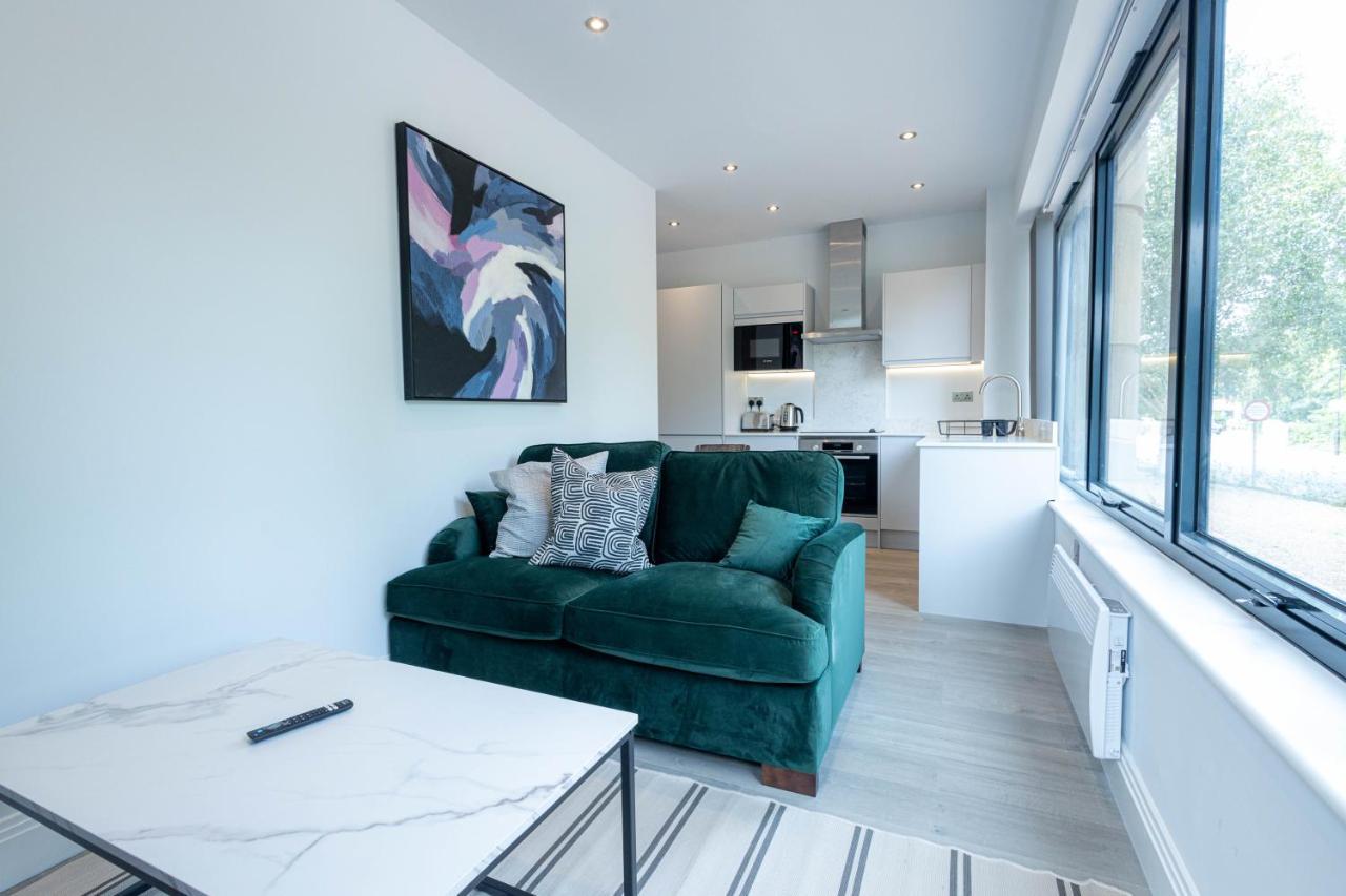Stylish Apartments With Balcony For Upper Apartments & Free Parking In A Prime Location - Five Miles From Heathrow Airport Uxbridge Luaran gambar